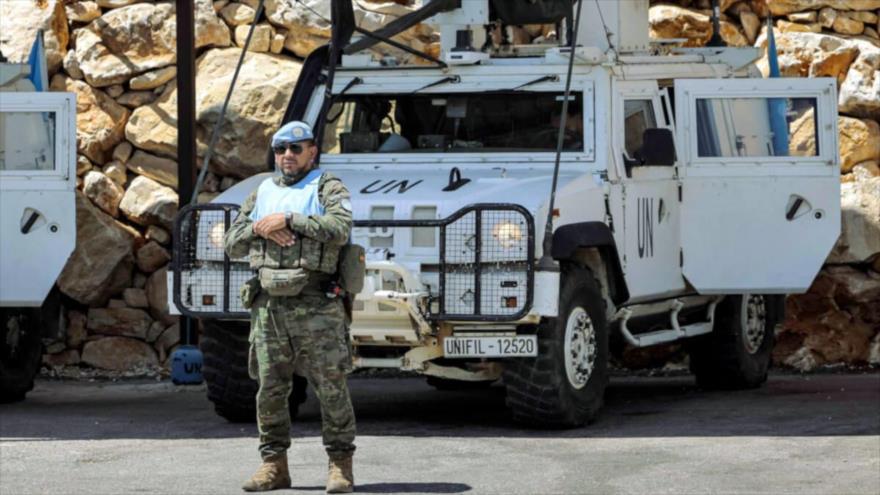 Un soldado de mantenimiento de la paz encuentra en el cuartel de la FPNUL, cerca de Khiam, sur del Líbano, 23 de agosto de 2024. (Foto: AFP)