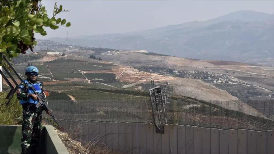 Un soldado de la misión de paz de la ONU en el Líbano patrulla cerca de la frontera, sur el Líbano. (Foto: EFE)