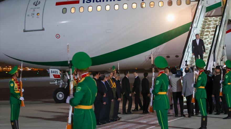 El presidente de irán, Masud Pezeshkian, llega al aeropuerto de Asjabad, capital de Turkmenistán, 10 de octubre de 2024.