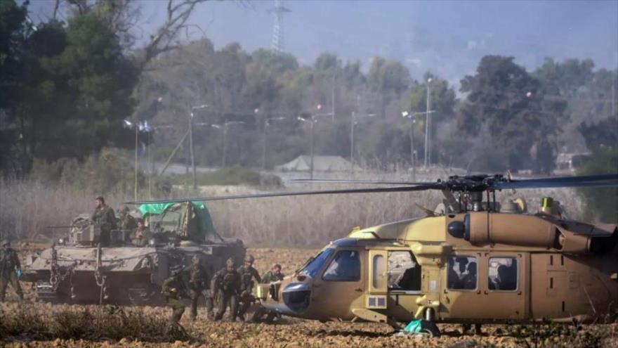 Soldados israelíes llevan a un militar herido a un helicóptero militar cerca de la frontera de Gaza, 12 de diciembre de 2023. (Foto: Reuters)