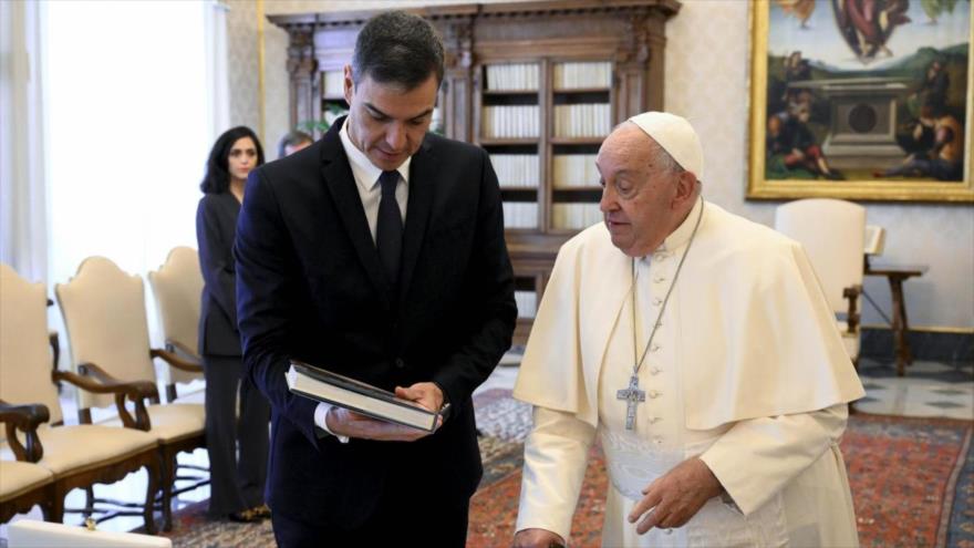 El presidente de España, Pedro Sánchez (derecha), en una reunión con papa Francisco, Vaticano, 11 de octubre de 2024. (Foto: EFE)