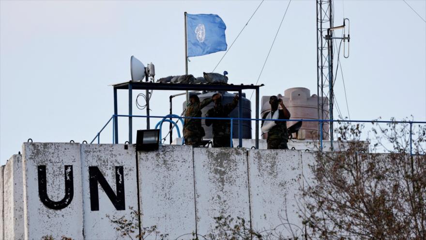 Miembros de fuerzas de mantenimiento de paz de Naciones Unidas observan la frontera entre el Líbano y Palestina Ocupada, 12 de octubre de 2023.