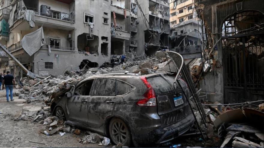 Vehículos dañados tras un ataque militar israelí en el barrio de Basta, Beirut, Líbano, 11 de octubre de 2024. (Foto: EPA)