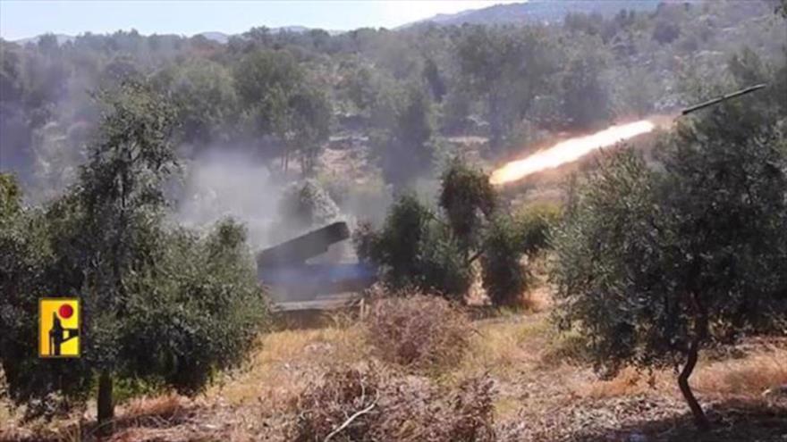 Hezbolá lanza cohetes contra territorios ocupados palestinos desde el sur del Líbano, 6 de agosto de 2024. (Foto: Al-Manar)