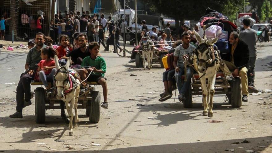 Palestinos huyen con pocas pertenencias que pueden llevar tras un ataque israelí al campamento de Yabalya, Gaza, 8 de octubre de 2024.