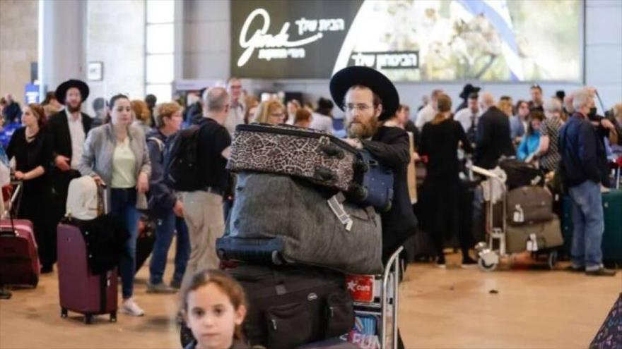 Colonos israelíes en el aeropuerto para abandonar territorios ocupados.