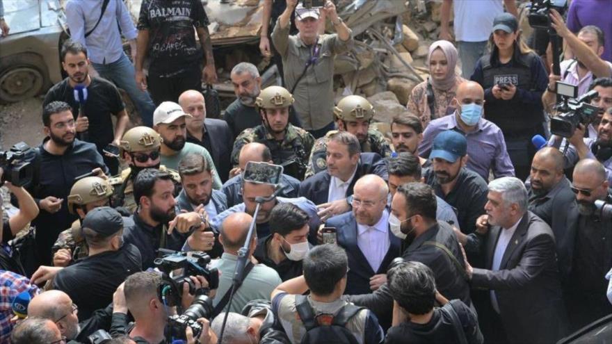 El presidente del Parlamento de Irán, Mohamad Baqer Qalibaf, visita el lugar de un ataque aéreo israelí en el barrio de Basta de Beirut, 12 de octubre de 2024.