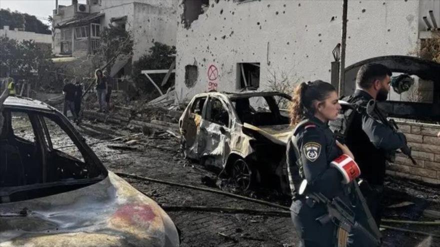 Automóviles y edificios dañados por ataques de Hezbolá en una zona residencial de Kiryat Bialik, en el distrito de Haifa. (Foto: Getty Images)