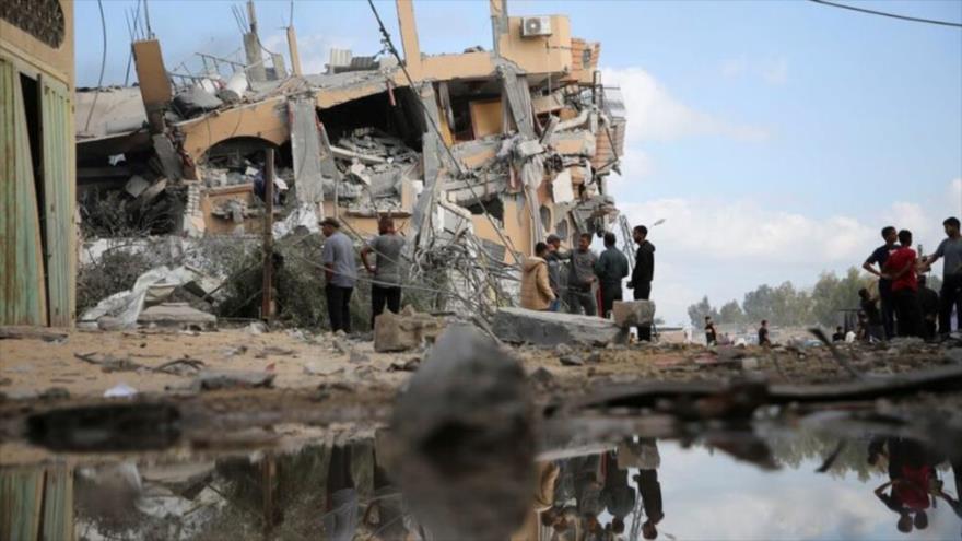 Palestinos inspeccionan el lugar de ataques israelíes en Khan Younis, sur de la Franja de Gaza (Foto: Reuters)