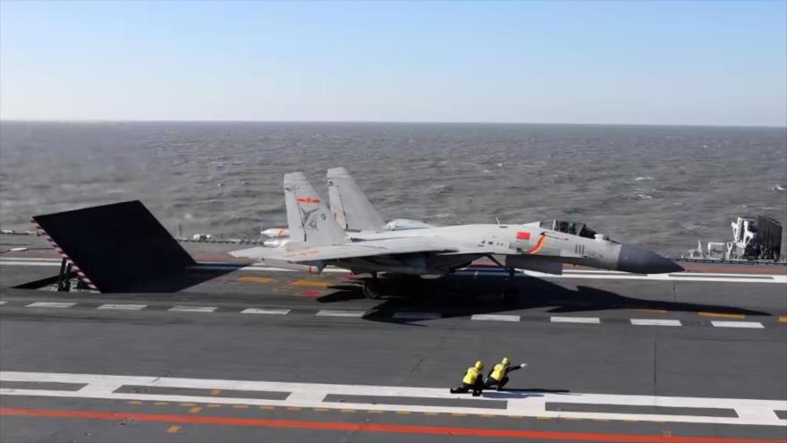 Esta fotografía muestra un avión de combate chino J-15 preparándose para despegar desde la cubierta del portaaviones Liaoning, China, diciembre de 2016.