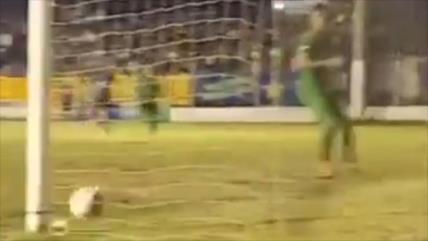 ¡Surrealista!: Una botella evita el gol en el ascenso argentino