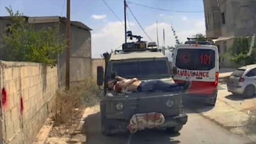 Militares israelíes amarraron a un palestino herido al capó de un vehículo y lo utilizaron como escudo humano en Cisjordania.