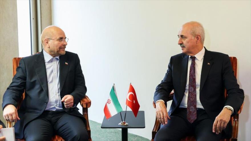 Presidentes del Parlamento de Irán y Turquía, Mohamad Baqer Qalibaf (izda.) y Numan Kurtulmus, reunidos en Ginebra, 14 de octubre de 2024.