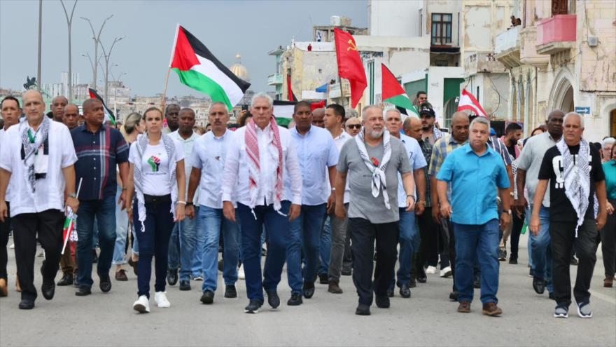 Cubanos, con el presidente Miguel Díaz-Canel al frente, marcha en solidaridad con Palestina, La Habana, 14 de octubre de 2024.