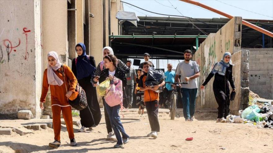 La gente es evacuada de un refugio para desplazados en el campamento de Yabalia en el norte de Gaza, 9 de octubre de 2024. (Foto: AFP)