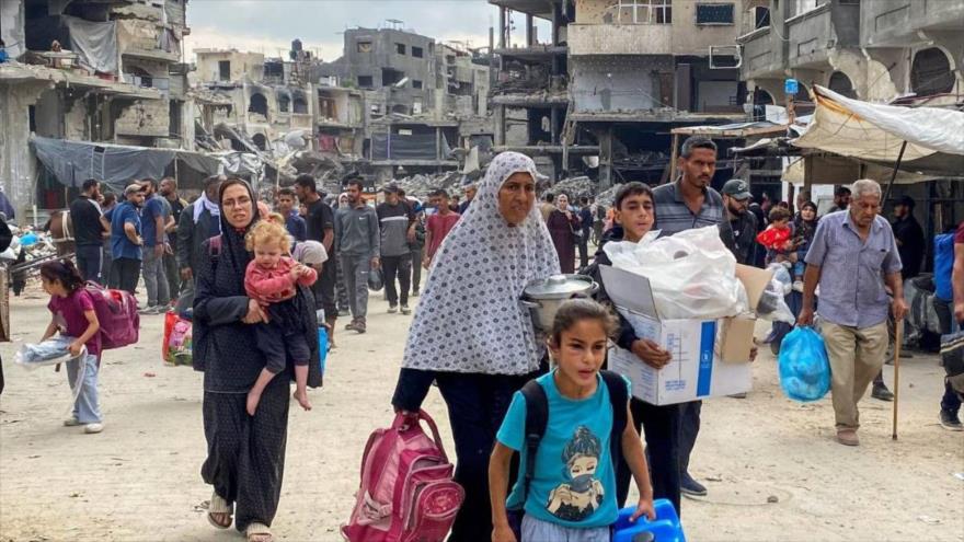 Palestinos desplazados se abren paso mientras huyen de áreas en el norte de Gaza tras una orden de evacuación israelí, 6 de octubre de 2024. (Foto: Reuters)