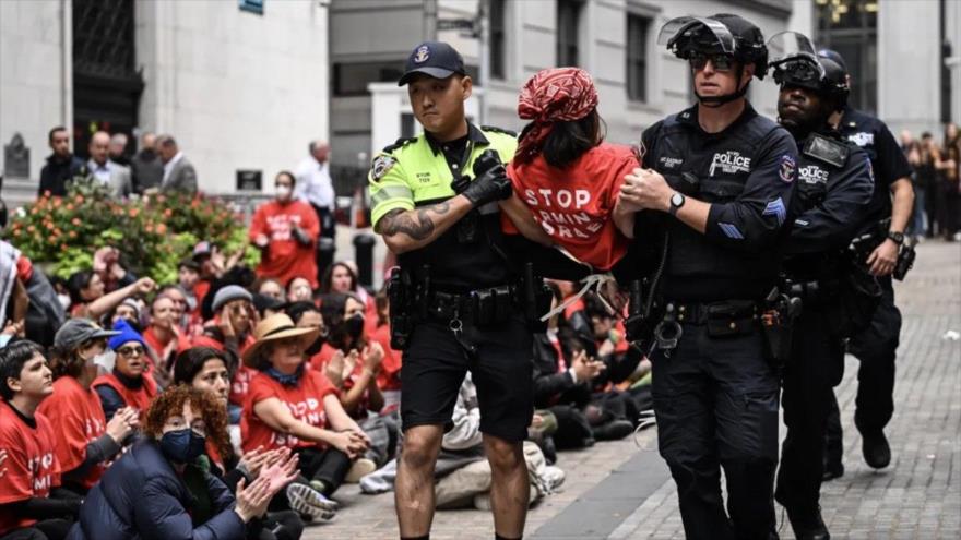 La Policía detiene a un manifestante propalestino durante una sentada de protesta en Nueva York (EEUU), 14 de octubre de 2024. (Foto: Getty Images)