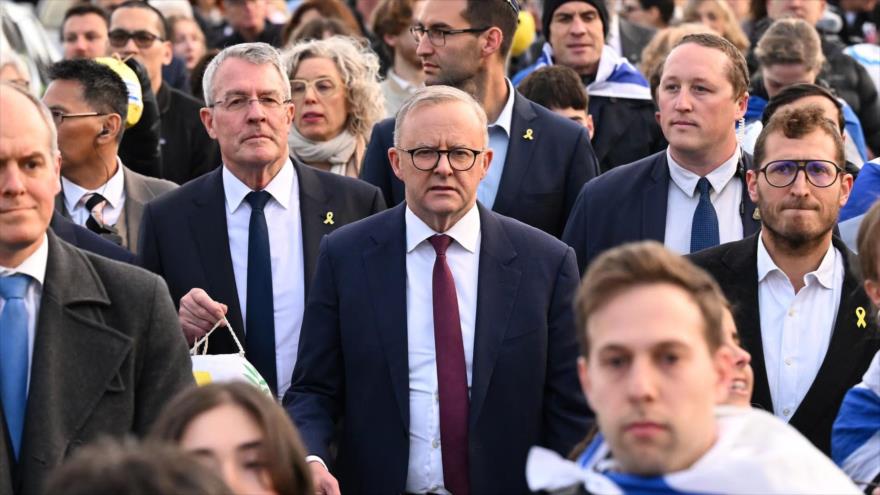 El primer ministro de Australia, Anthony Albanese, durante una vigilia comunitaria judía en Melbourne para conmemorar el primer aniversario de la operación del 7 de octubre contra Israel. 