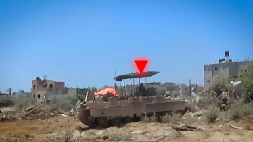 Una escena publicada por los combatientes palestinos, apuntando a un tanque israelí en la Franja de Gaza.