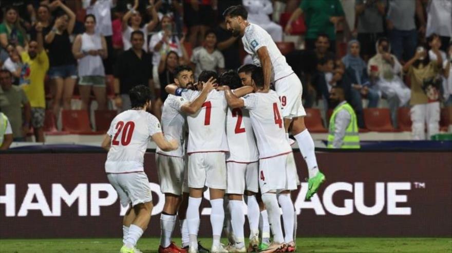 Jugadores de la selección iraní celebran un gol contra Catar.