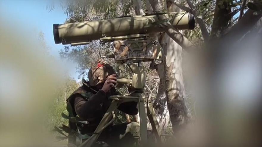 Momento de lanzamiento de un cohete por combatiente de Hezbolá.