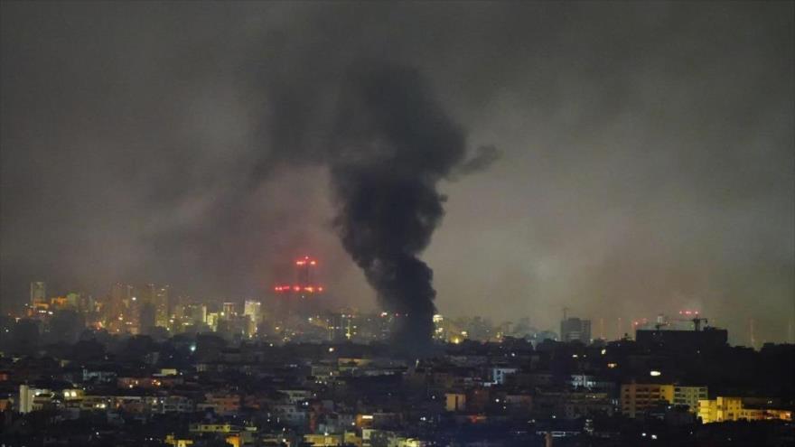 Columna de humo tras ataque israelí contra una zona residencial en el suburbio de Beirut, capital de Líbano, 4 de octubre de 2024.