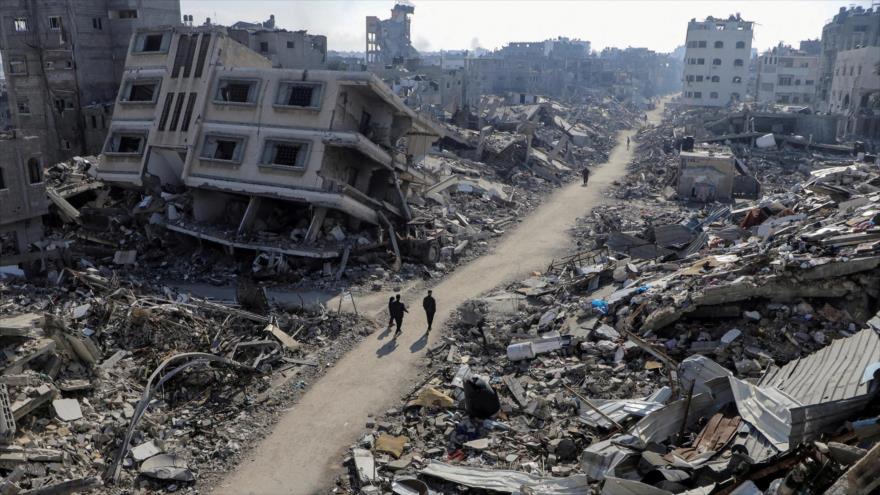 Palestinos caminan hacia casas destruidas tras ataque israelí al campo de refugiados de Yabalia, norte de Gaza, 22 de febrero de 2024. (Foto: REUTERS)