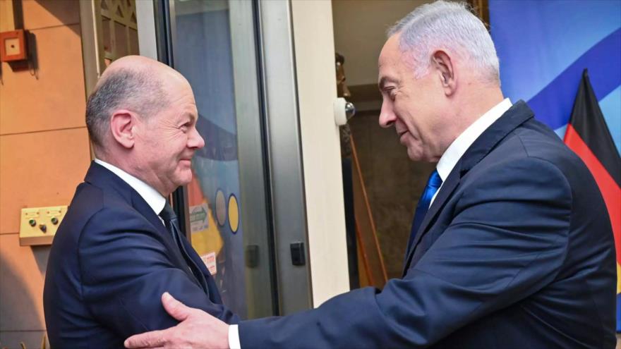 El canciller alemán, Olaf Scholz (izda.), saluda al primer ministro israelí, Benjamín Netanyahu, antes de una conferencia de prensa en Al-Quds (Jerusalén), 17 de marzo de 2024.