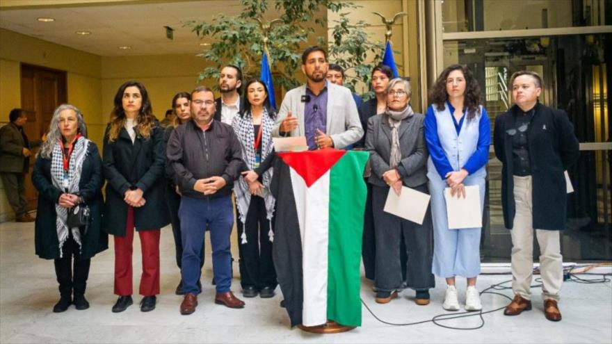 Los diputados chilenos del Frente Amplio que apoyan a los palestinos por genocidio israelí en una conferencia de prensa, 16 de octubre de 2024.