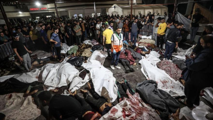 Decenas de cuerpos de los palestinos muertos en los ataques aéreos israelíes contra el hospital Al-Ahli en el centro de Gaza, 17 de octubre de 2023.