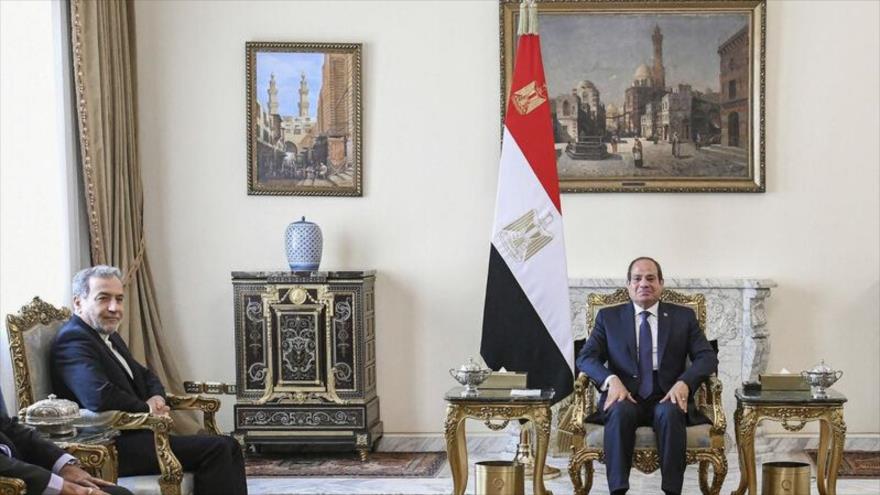 El canciller de Irán, Abás Araqchi (izda.), se reúne con el presidente de Egipto, Abdel Fatah al-Sisi, en El Cairo, capital egipcia, 17 de octubre de 2024.