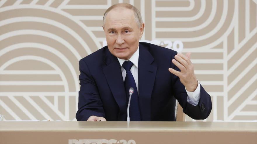 El presidente ruso, Vladimir Putin, se reúne con los jefes de los principales medios de comunicación de los países miembros del BRICS en Moscú, 18 de octubre de 2024.