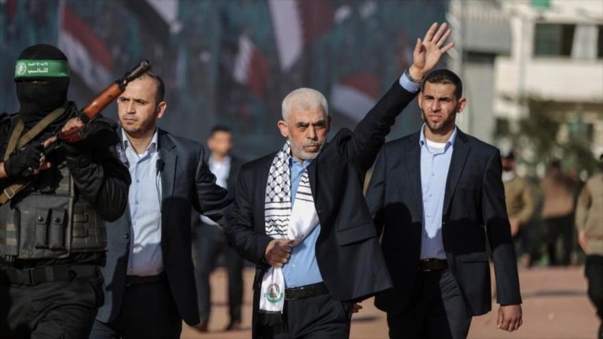 El exlíder de HAMAS, Yahya Sinwar (centro), saluda a la gente durante un evento en la ciudad de Gaza en 2022. (Foto: Agencia Anadolu)