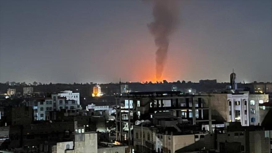 El humo se eleva en el cielo tras los ataques aéreos liderados por Estados Unidos en Saná, capital de Yemen, 25 de febrero de 2024. (Foto: Reuters)