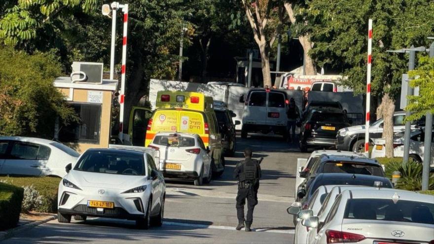 Ambulancias y fuerzas militares desplegadas en la vvienda del primer ministro israelí, benjamín Netanyahu, atacado por dron de Hezbolá en Cesárea, 19 de octubre de 2024.