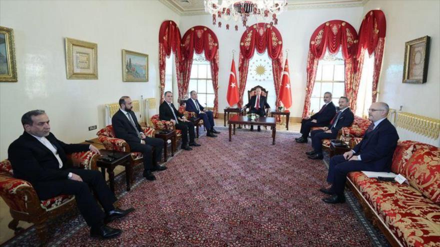 El canciller de Irán, Abás Araqchi, (1.º a la izq.) en una reunión con el presidente de Turquía, Recep Tayip Erdogan (C), y otras figuras políticas, Estambul, 18 de octubre de 2024.