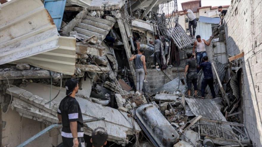 La gente intenta rescatar a los supervivientes de los escombros de un ataque israelí en Yabalia, en el norte de Gaza.