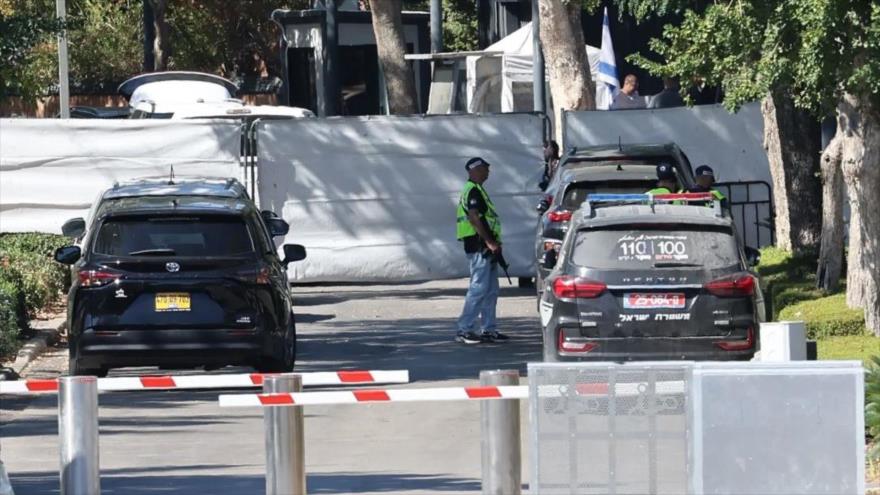 Agente de policía junto a la residencia de Netanyahu en Cesárea, objetivo de un ataque con un dron, 18 de octubre de 2024. (Foto: EFE)