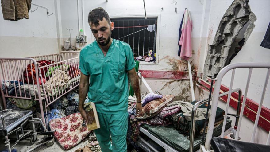 Un hombre inspecciona daños en una habitación tras bombardeo israelí en Hospital Nasser, en sur de Gaza, 17 de diciembre. (Foto: AFP)