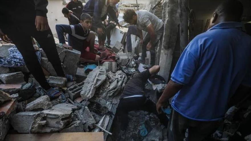 Palestinos buscan cuerpos y supervivientes entre escombros de una casa destruida tras un ataque israelí, en Gaza. (Foto: EFE)
