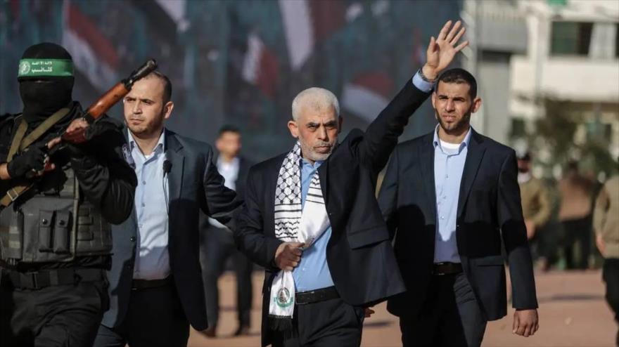 Yahya Sinwar (centro), líder de HAMAS, en la ciudad de Gaza, 14 de diciembre de 2022.