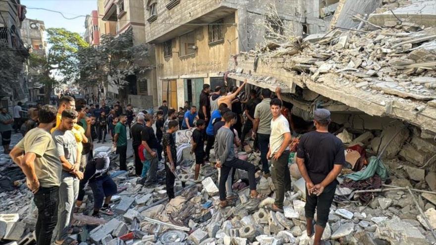 Palestinos inspeccionan los daños causados ​​por un ataque aéreo israelí en Beit Lahia, en el norte de Gaza, 20 de octubre de 2024. (Foto: AFP)