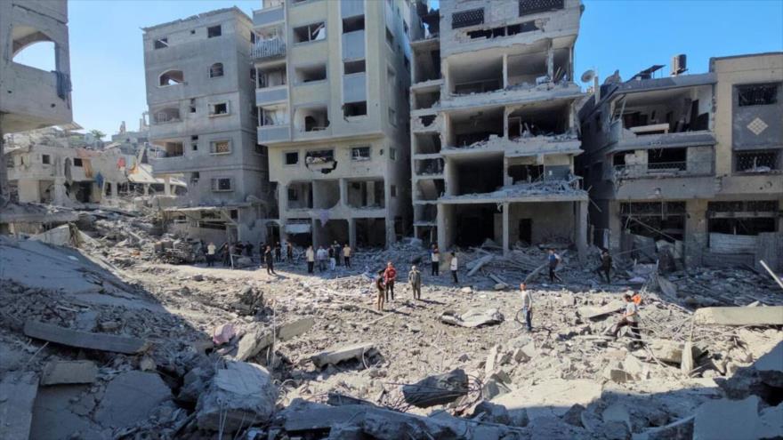 Palestinos en el lugar de bombardeos israelíes sobre edificios residenciales en Beit Lahia, norte de Gaza, 20 de octubre de 2024. (Foto: REUTERS)