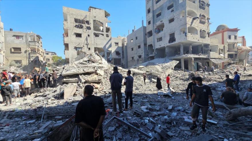 Palestinos inspeccionan los daños causados ​​por un ataque aéreo israelí en Beit Lahia, en el norte de Gaza, 20 de octubre de 2024. (Foto: Reuters)