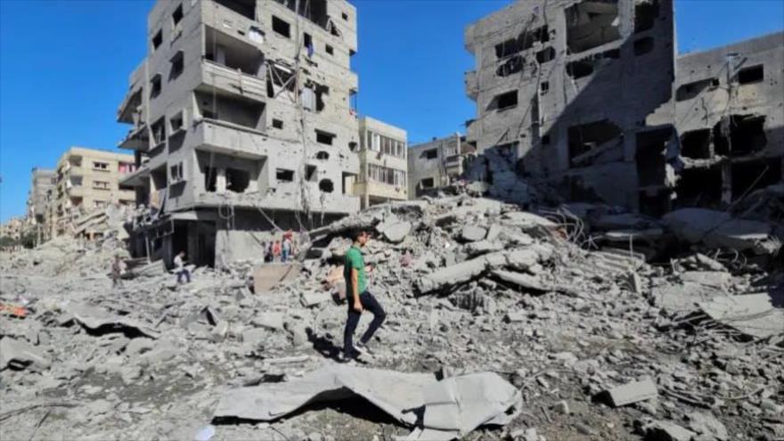 Palestinos en el lugar de un ataque israelí que destruyó edificios residenciales enteros en Beit Lahia, en el norte de la Franja de Gaza, 20 de octubre de 2024. (Foto: Reuters)