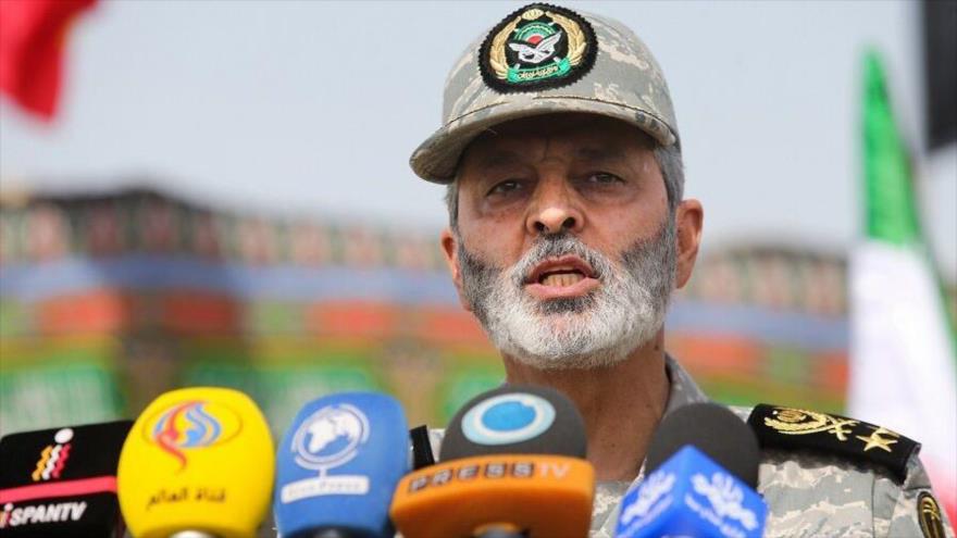 El comandante en jefe del Ejército de Irán, el general de división Seyed Abdul Rahim Musavi, habla con la prensa.