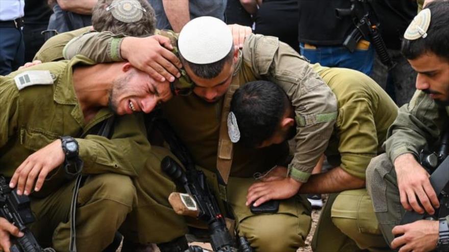 Familiares y amigos asisten al funeral de un sargento israelí muerto en el cementerio de Haspin en el norte de Palestina ocupada, 27 de octubre de 2023.