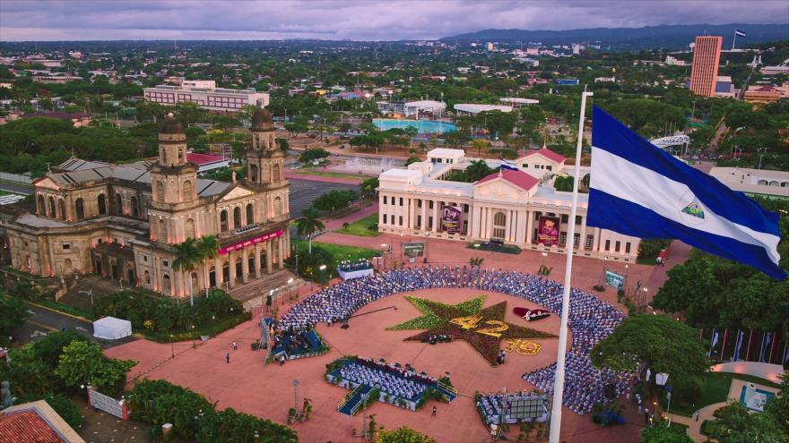 Bandera de Nicaragua en la plaza de Revolución en Managua