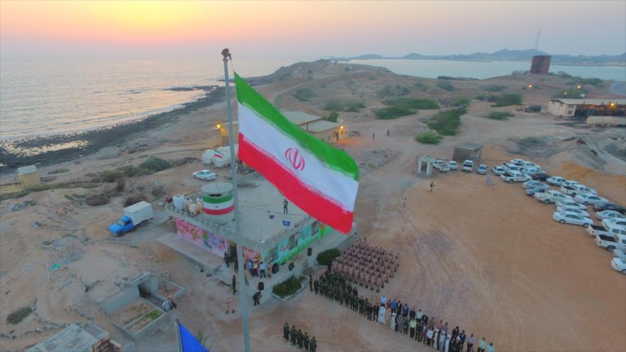 Bandera nacional de Irán en la isla iraní de Bu Musa, en el Golfo Pérscio