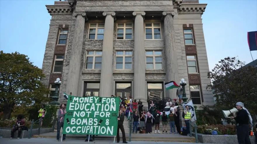 Estudiantes celebran una concentración de protesta en la Universidad de Minnesota por el apoyo de EE.UU. al genocidio israelí en Gaza, 21 de octubre de 2023. (Foto: MPR News)